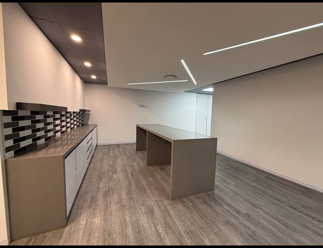 1,028M² OFFICE TO LET IN PARKTOWN
